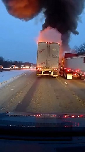 Massive Truck Explosion Rocks Snowy Highway Rochester, New York — November 15, 2024 A routine evening commute on an icy interstate turned into a terrifying scene on Friday when a semi-trailer suddenly exploded. The incident occurred as traffic was slowing due to winter road conditions, sending a massive shockwave through the surrounding vehicles. Dashcam footage from a trailing car shows the moment a brilliant orange fireball erupts from the rear of a truck, followed immediately by a towering pl