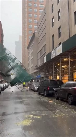 Narrow Escape After Scaffolding Collapse Manhattan, New York — October 12, 2024 A terrifying scene unfolded in the heart of Manhattan Saturday afternoon as a massive section of construction scaffolding detached from a high-rise building, crashing onto the sidewalk and street below. High winds are suspected to have played a role in the structural failure, which sent pedestrians and cyclists scrambling for safety during the sudden descent of the heavy green mesh and metal framing. Dramatic footage