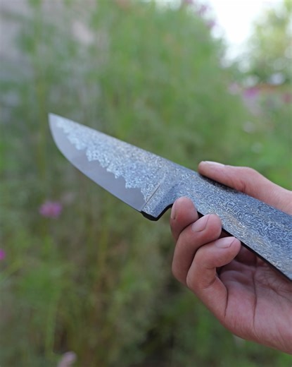 This knife is forged from countless nickel-plated nails, with the center section made from 1075 steel. This video documents the making of the knife. | Hans workshop