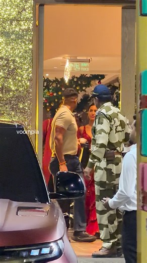 hardik pandya and his gf mahieka sharma touch down at the private airport in kalina | Voompla