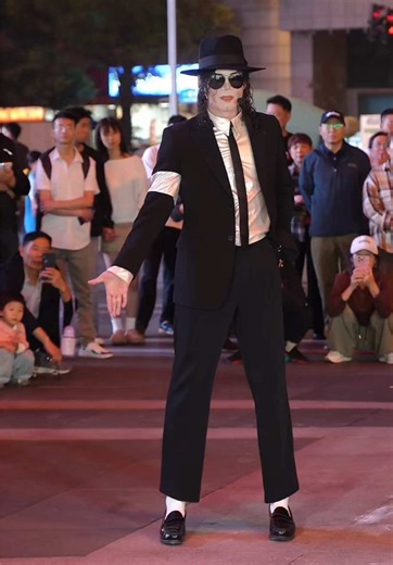 Moonwalk Michael Jackson — MJ dance moves and Dangerous era