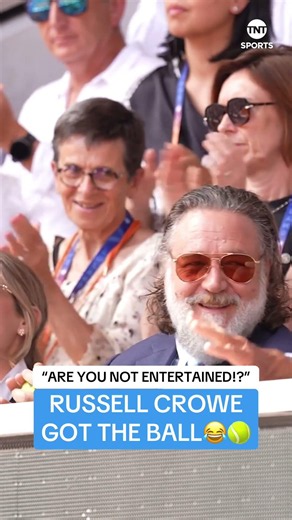 Russell Crowe getting in on the action at Roland-Garros 😆👏