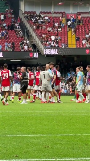 Erling Haaland goes round congratulating the Arsenal team on their win 🤝