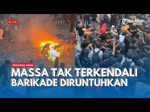 🔴 LIVE BREAKING: SAMARINDA RICUH! Massa Susulan Lempari Aparat di Kantor Gubernur