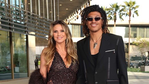 Im Netzkleid: Heidi Klum strahlt neben Sohn Henry bei Gala