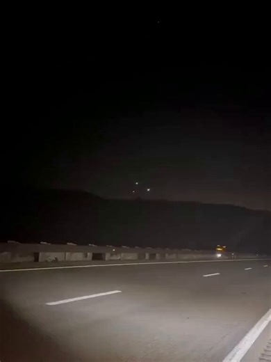 🚨Tulcingo de Valle, Puebla, Mexico.🇲🇽, this couple pull over to the side of the road & film this.."I'm shaking, we're seeing a triangular UFO. It's just standing there in the middle of nowhere!"- Witness