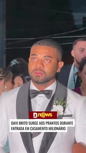 Davi Brito viveu um dos momentos mais emocionantes de seu casamento com Emilly Araújo na noite deste sábado (5), em Salvador. Vídeos registrados durante a cerimônia mostram o campeão do BBB 24 visivelmente emocionado durante a entrada e já posicionado no altar à espera da noiva. #bnews #noticias #davibrito #bnews #casamento