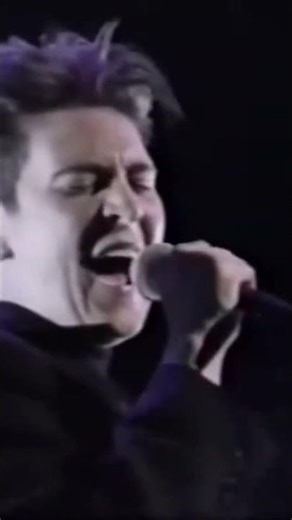 k.d. lang with "Crying" in tribute to Roy Orbison