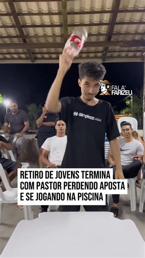 Fala farizeu on Instagram: "Um momento descontraído durante um retiro cristão de jovens viralizou nas redes sociais após uma brincadeira render muitas risadas e comemoração. Durante a programação, os participantes participaram de um desafio musical: acertar o tempo da música batendo exatamente no ritmo mais forte da bateria. Vários jovens tentaram, mas nenhum conseguiu acertar. Por último, um menino de apenas cinco anos foi chamado para tentar. Muitos desacreditaram que ele conseguiria, e foi ne