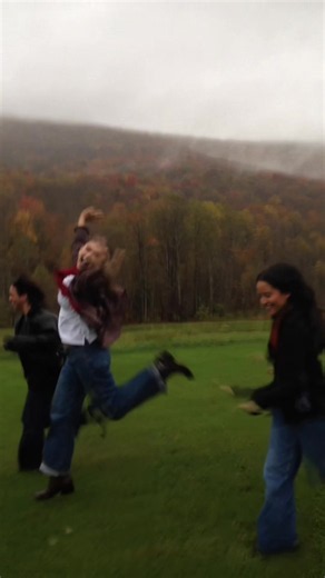 GO RUN ON A FIELD WITH UR BEST FRIENDS 🍁 | Running