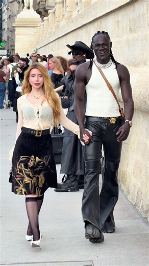 🇫🇷🔥 WALKING THROUGH PARIS FASHION WEEK! 🖤✨#paris Fashion week #walking #smileface