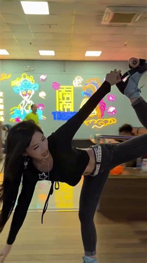 🔥 Unbelievable Skating Skills!#Skating #SkaterGirl #SkatingGirl #RollerSkating #SkatingSkills #Skati