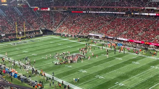 HEARTBREAKING SCENE: The entire Atlanta #Falcons bench has emptied, with players gathering around injured teammate Kendal Daniels on the field.Many Falcons players are on their knees praying as medical personnel continue treating Daniels.Prayers.🙏🙏 https://t.co/4M7xXbRGWZ https://t.co/KMyCMpvxNW