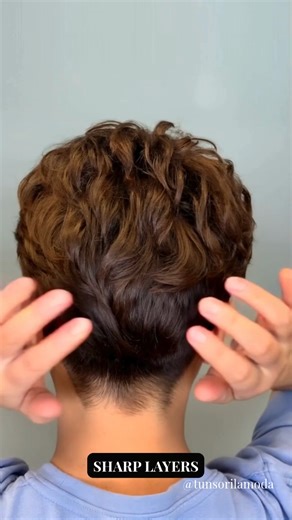 A pixie haircut created to add serious volume and lift where it matters most. Fresh, modern, and easy to wear. Would you try this style? #pixiehaircut #volumehair #hairreels | Tunsori la moda