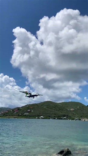 Awesome close up view of ATR landing. #planespotting #aviation #shorts #new #ocean