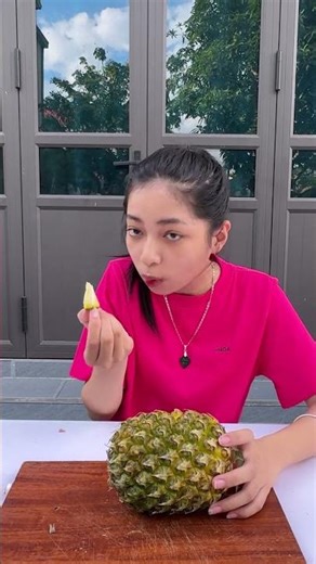 Cute !!! How to Eat Pineapple pro 😋🍍 #funny #comedy