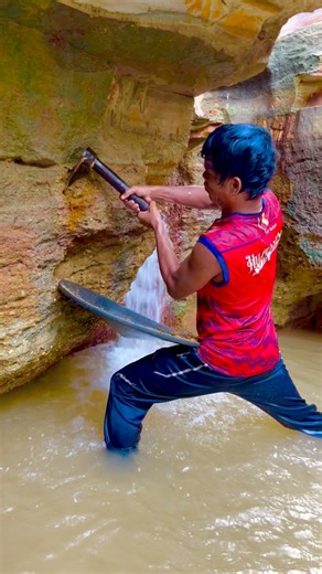 The process of finding gold | finding gold in bedrock fragments | finding gold nuggets worth $5000 amazing ‼️😱😱#golddiscovery #lookingforgold #goldrush#emas #goldhunter #goldhunting #prospectinggold #prospectorgold #goldnuggets #goldfanning #findinggold #digginggold #goldminer #goldmine #discoverygold #lookingforgold #goldviral #goldmaterial #fyppro #reelsindonesia #reelsinstagram #fyp #gold #creator | Hadi Discovery Gold