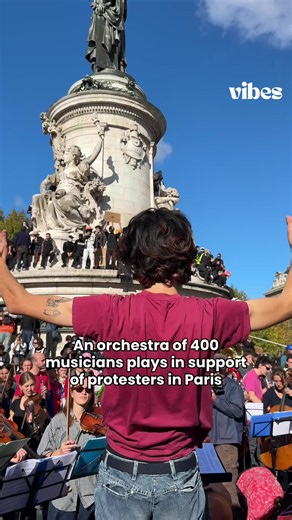 This Saturday, October 17, 400 musicians gathered to play peacefully in the Place de la République, forming a full-scale symphony orchestra at the initiative of the