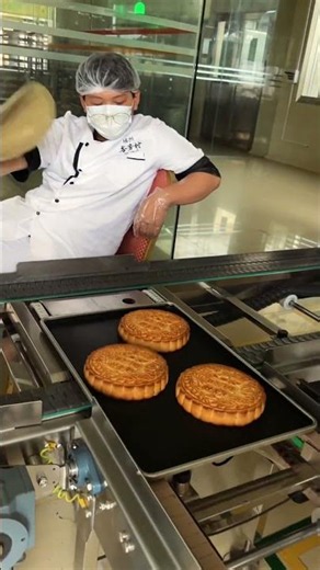 Fully automatic production of mooncakes, what do workers need to do? #Shorts #Mooncake #Chinesefood