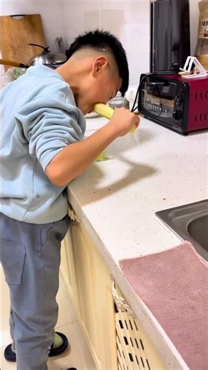 Boy makes fresh sugarcane juice with his teeth in Liaoning, China