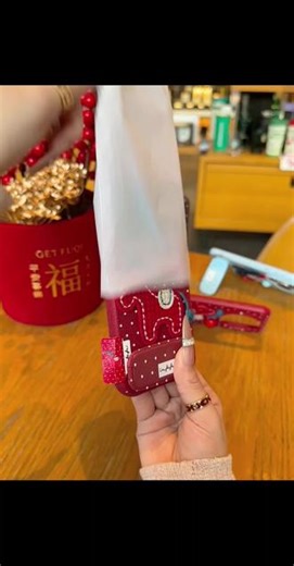 好喜欢这个立体刺绣小马的支架手机壳呀！ 好朋友 凭咱俩的关系给我安排一个不过分叭#创作灵感 #手机壳 #苹果手机壳 #苹果手机壳推荐 #闺蜜分享