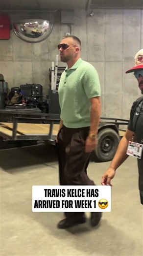 Travis Kelce is in the house 🏠