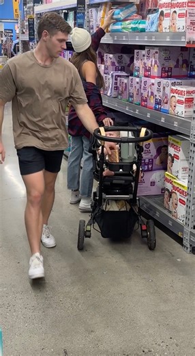 Single mother gets unexpected blessing ❤️ Strangers follow a struggling single mother and bless her with the items she needs for herself and for her baby. #blessed #blessings #mom #mother #lessons #kindness | Jamie and Blake