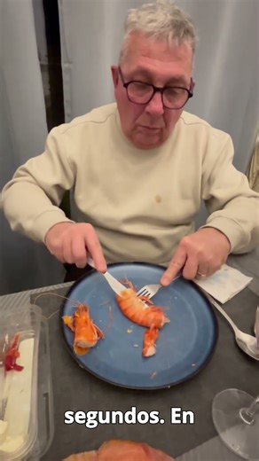 🤯🍤 La forma correcta de comer gambas sin ensuciarte las manos #Gambas #EtiquetaEnLaMesa