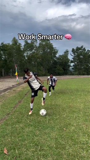 The first one is actually useful 👀 #soccer #lifehack #futbol #football #smart (via ahmaddolisir/IG)