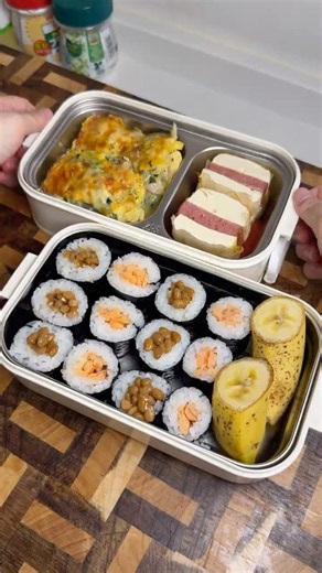 Packing lunch for his 12-hour shift at 5 am 🍱