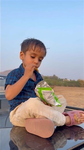 Mummy ne Duggu ko bhi chips de diye 😂😊