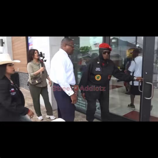 HOUSTON, Texas — A troubling incident involving a middle school student at a Houston gas station has prompted a police investigation after a video of the encounter was allegedly shared publicly, leading to widespread concern about privacy and the treatment of minors.According to the child’s family, the student stopped at a local gas station and asked to use the restroom but was told it was out of service. Unable to hold it any longer, the child went behind the building. Surveillance cameras repo