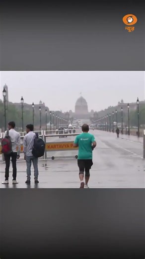 Delhi में बारिश से बदला मौसम, तापमान में आई गिरावट