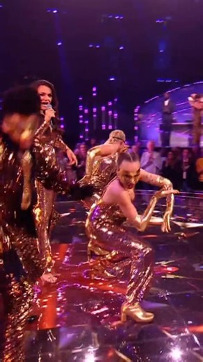 Our very own @samanthabarks starting off our final with a sensational performance!!! #maskedsinger #themaskedsinger | The Masked Singer UK