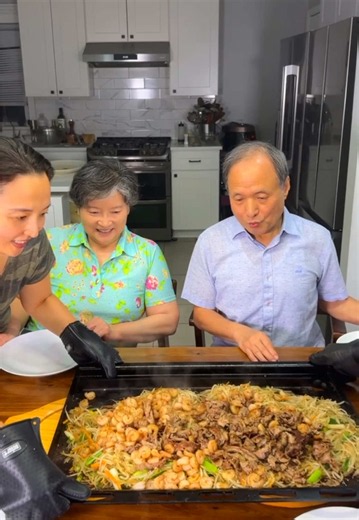 My sisters and I used to eat this all the time at a Japanese chain fast food spot when we were in college. We saw beef chuck rolls on a good deal at costco and we happened to have a really good homemade Japanese Tsuyu sauce. So we decided to do a quick dinner for the whole family. My sister was the griddle master. #teppanyaki #teriyaki #costcofinds #griddle