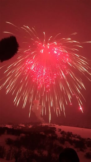 Guinness World Records on Instagram: "Throwback to 2020 - Largest aerial firework shell 🎇 1,268 kg (2,797 lbs) by James Cowden Widmann, Eric Krug, Ed MacArthur, and Tim Borden 🇺🇸 in Steamboat Springs, Colorado, USA. The final shell measured 1.44 m (4 ft 8.75 in) in diameter, made of over 82.07 km (51 mi) of 5.71 cm (2.25 in) gummed paper tape, wrapped in even layers by a machine built especially for this purpose. The completed shell was at least 17.78 cm (7 in) thick, and was filled with 380 