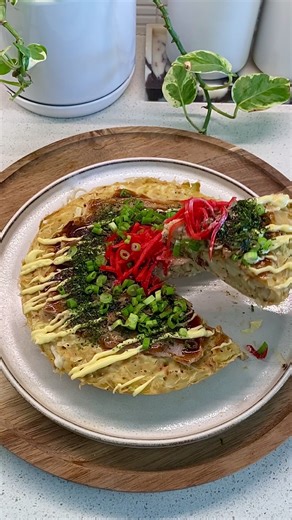 Okonomiyaki (Japanese savory pancake 🥞) in Tiger multi cooker 🌾 1 cup flour 3 tbsp Dashi powder 3/4 cup water 1-2 eggs 3 tbsp dried baby shrimp 1/3 cup tenkasu (fried tempura batter) 2 cups shredded cabbage Pork belly Topping: Okonomiyaki sauce Japanese mayo Aonori (dried green seaweed) Katsuobushi (dried bonito flakes) Pickled red ginger #okonomiyaki #okonomiyakirecipe #japanesefood #ricecookerrecipe