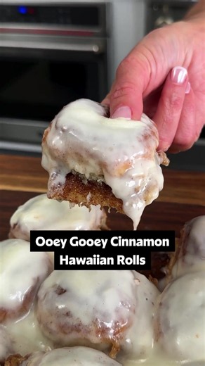Cinnamon rolls are ALWAYS a good idea, especially when they're as easy to make as this Hawaiian Roll take! 🍞 Buttery, sweet, and so indulgent....what else can we say? Save this recipe because we know you’re making them! 😉 Ingredients: 2/3 cup brown sugar 2 teaspoons cinnamon 10 tablespoons butter, softened, divided 1/4 teaspoon salt, divided 1 12-count package hawaiian rolls 4 ounces cream cheese, softened 1 teaspoon vanilla extract 1 cup powdered sugar Directions: Preheat oven to 350. Slice t