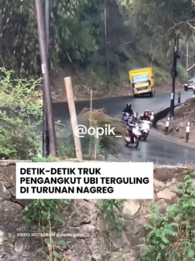 Detik-Detik Truk Pengangkut Ubi Terguling di Turunan Nagreg ..... Detik-detik truk pengangkut ubi mengalami kecelakaan di turunan Nagreg, Kabupaten Bandung terekam kamera warga. Peristiwa itu terjadi pada Minggu, 25 Oktober 2026. . Truk itu tampak melaju dengan cepat saat berada di jalan menurun. Sopir berusaha mengendalikannya hingga akhirnya truk itu terguling. Beberapa saat setelah truk terguling, sopir tampak keluar dan mengamati truknya. . Warga di sekitar lokasi kejadian pun berusaha menol