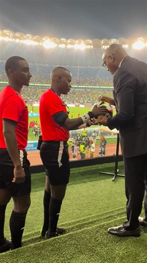 Jean Luc IMFURAYACU on Instagram: "#FERWAFASL2025 Bamwe bati, Referee Celestin Yafashe icyemezo gikwiye kudatanga yellow card ya 2 kuri Asman wari ukoze ikosa ryashoboraga kumukura mu kibuga, abandi bati yasifuye nabi kuko ikosa ni kosa,nk’uko yahaye Captain wa APR FC yellow ku munota wa mbere na Asman yari kuyibona. WOWE URI KU RUHE RUHANDE? Referees wabahaye amanota angahe kuri iyi Super Classico? @bbkigalifm 89.7 FM"