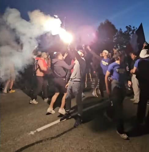 Tour de France 2026 : fumigènes, feux d'artifice, route bondée... Les images de la folie à l'Alpe d'Huez avant même la 19e étape