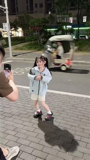 This dance is so easy! #Sweet girl #Timing #Make you want to have a daughter #Just dance