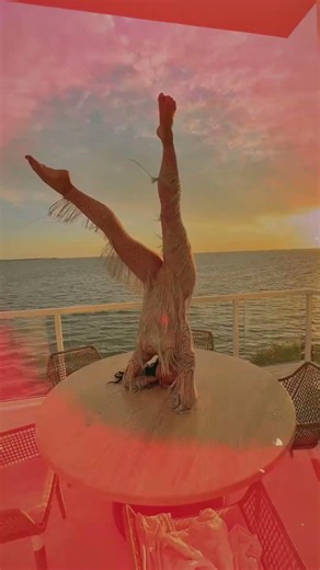 As the sun set, two contortion artists transformed the stage.