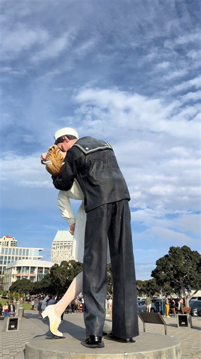 💋 Only in San Diego! The iconic Kissing Statue bringing romance to the waterfront. 🌊❤️ #SanDiego #KissingStatue #SanDiegoBay #DowntownSanDiego #California