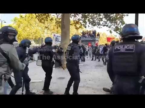 Riot police move in to clear up protesters from Place de la Bastille