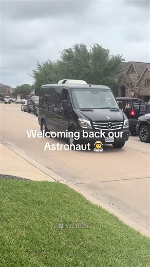 Whole neighborhood welcomed back an astronaut 🧑🏼‍🚀🥹