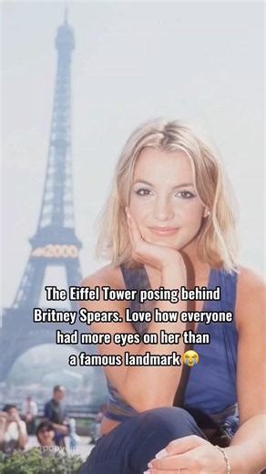 The Eiffel Tower posing behind Britney Spears 😩