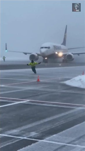 Why Some Airports Can't Handle the Giant Airbus A380! 😱✈️