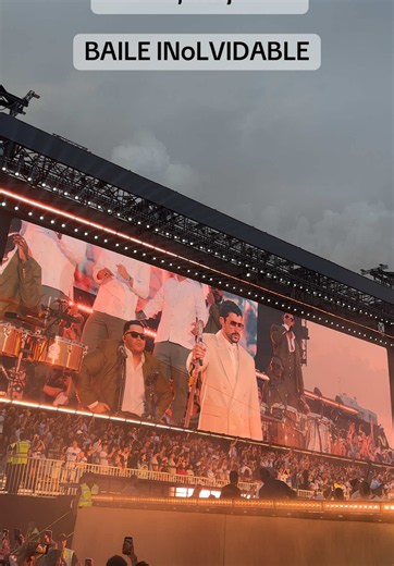 Bad Bunny performing BAILE INoLVIDABLE live in Milano, July 18th… Sadly the concert had to get evacuated after just 7 songs due to heavy storms #badbunny #badbunnyconcert #badbunnymilano #milano #dtmf