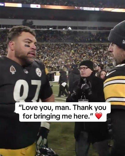 This exchange between Aaron Rodgers & Mike Tomlin 🙌